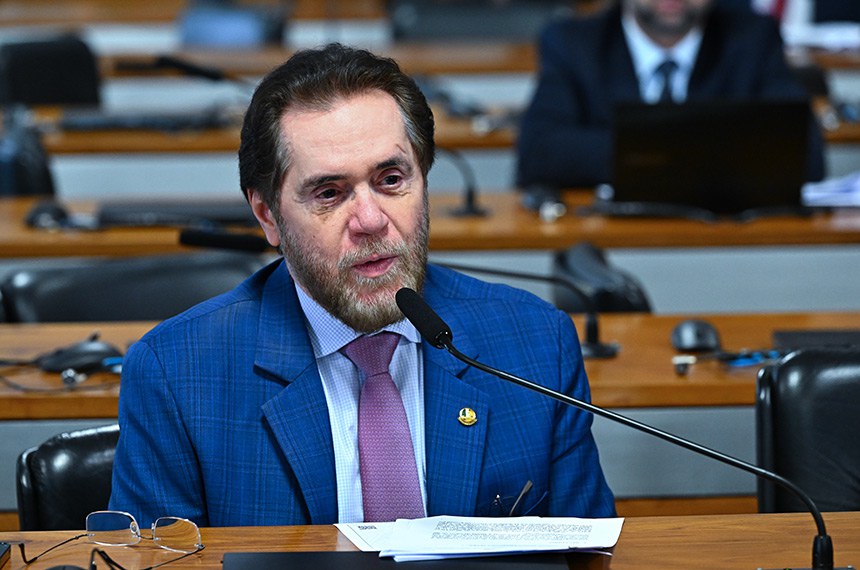 Senador Plínio Valério (PSDB-AM) em pronunciamento à bancada.