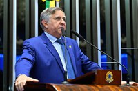 Izalci Lucas alerta para falta de investimento em educação e atraso em IA