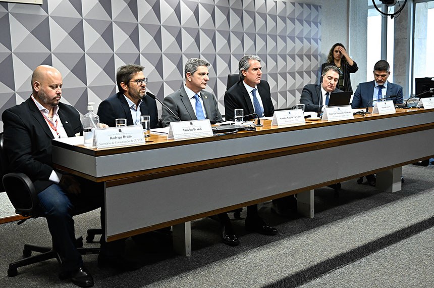 Mesa: 
presidente da Associação Nacional dos Profissionais e Empresas Promotoras de Crédito e Correspondentes no País (Aneps), Edison João Costa; 
diretor de Relações Institucionais da Confederação Nacional das Instituições Financeiras (CNF), Leonardo Barbosa; 
relator da CMMPV 1292/2025, senador Rogério Carvalho (PT-SE);
presidente da CMMPV 1292/2025, deputado Fernando Monteiro (Republicanos- PE); 
relator-revisor da CMMPV 1292/2025, deputado Giacobo (PL-PR); 
coordenador do Ramo Crédito da Organização das Cooperativas Brasileiras (OCB), Thiago Borba Abrantes.