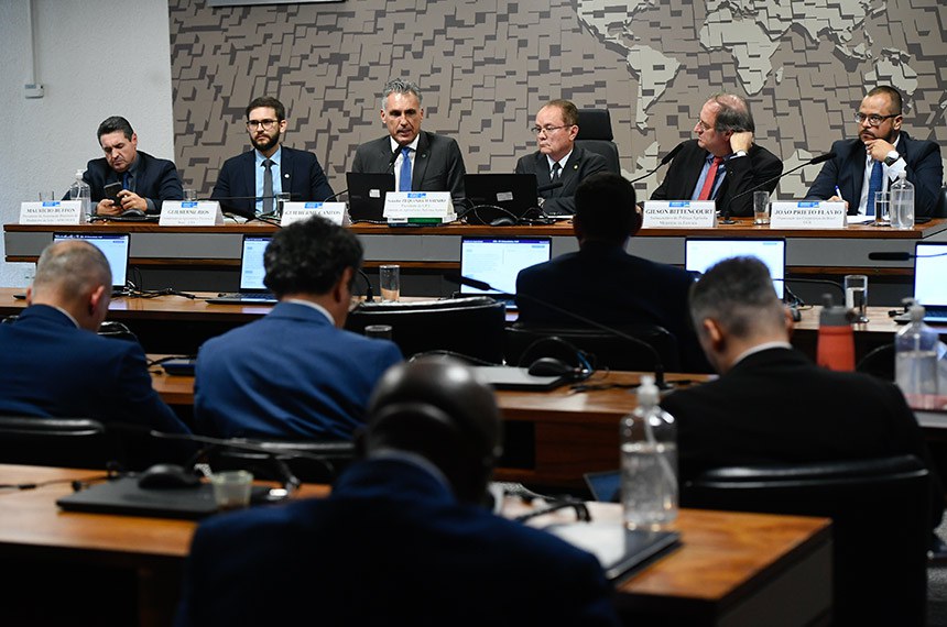 Mesa: 
presidente da Associação Brasileira de Produtores de Soja (Aprosoja), Maurício Buffon; 
secretário de Política Econômica do Ministério da Fazenda, Guilherme Mello; 
secretário de Política Agrícola do Ministério da Agricultura e Pecuária (Mapa), Guilherme Campos Júnior; 
presidente da CRA, senador Zequinha Marinho (Podemos-PA). 
subsecretário de Política Agrícola e Negócios Agroambientais da Secretaria de Política Econômica do Ministério da Fazenda, Gilson Bittencourt; 
coordenador do Ramo Agropecuário da Organização das Cooperativas do Brasil (OCB), João José Prieto Flávio.