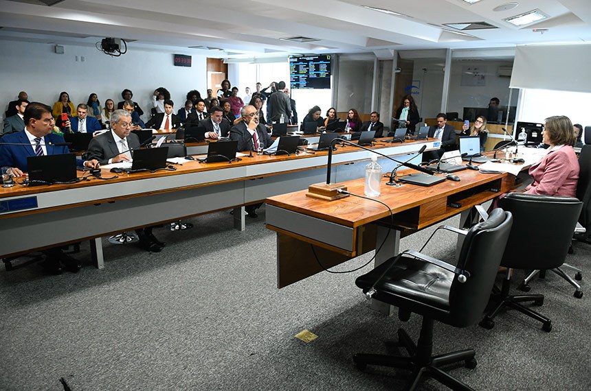 Mesa: 
presidente da CAS, senador Marcelo Castro (MDB-PI).