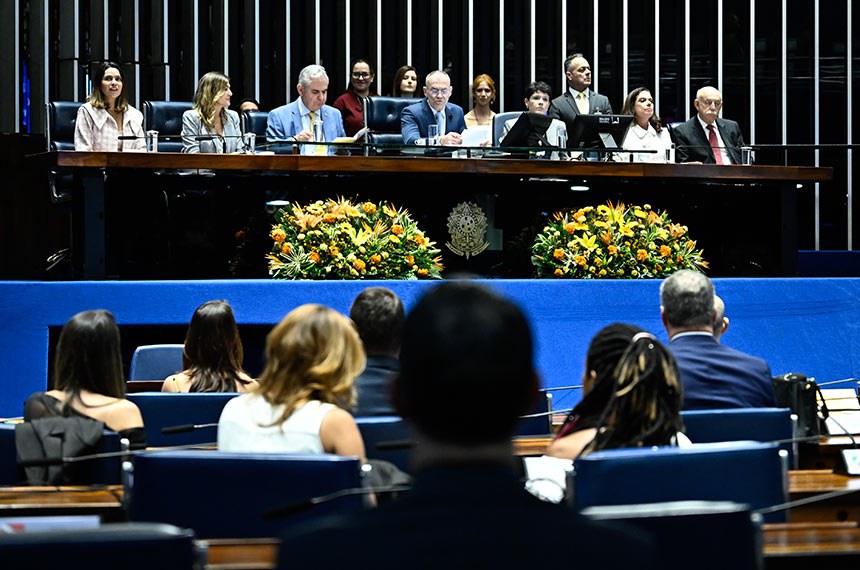 Mesa: 
presidente do Instituto Assembleia de Carinho (IAC) do Estado da Bahia, Tanisia Cunha; 
cofundadora do Instituto Assembleia de Carinho (IAC) do Estado da Bahia, Eleusa Coronel; 
senador Angelo Coronel (PSD-BA); 
presidente desta sessão, senador Fabiano Contarato (PT-ES); 
secretária desta sessão; 
deputada Soraya Santos (PL-RJ); 
desembargador do Tribunal de Justiça do Estado da Bahia (TJBA), Salomão Resedá.