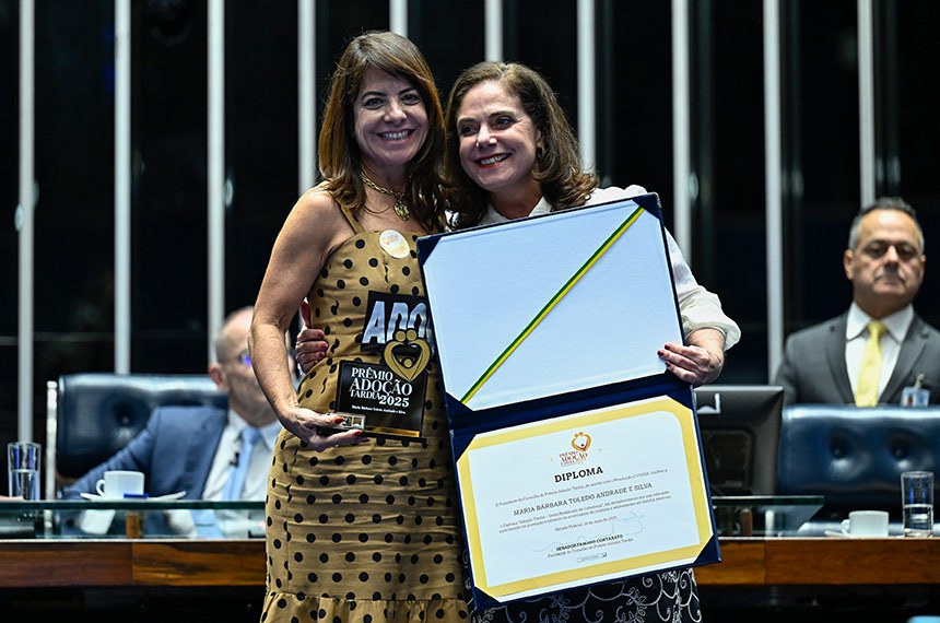 A deputada Soraya Santos (PL-RJ) entrega diploma à fundadora do Instituto Quintal de Ana, Maria Bárbara Toledo Andrade e Silva.