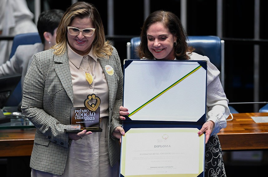 Deputada Soraya Santos (PL-RJ) procede à entrega do diploma diretora-executiva da Fundação Betel, Milca Oliveira dos Santos.