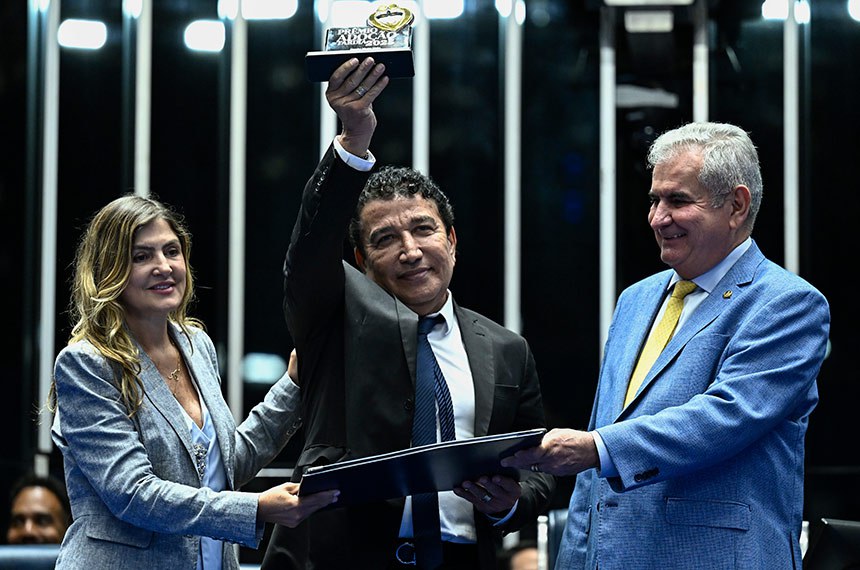 Senador Angelo Coronel (PSD-BA) e a cofundadora do Instituto Assembleia de Carinho (IAC) do Estado da Bahia, Eleusa Coronel,  procedem à entrega do diploma ao senador Magno Malta (PL-ES).