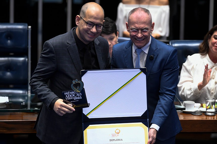 Presidente desta sessão, senador Fabiano Contarato (PT-ES) procede à entrega do diploma ao André Sanchez de Souza que representa sua irmã, Aline Sanchez Carlos.