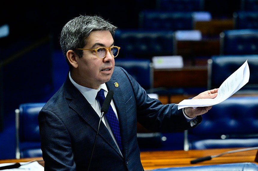 Em pronunciamento, à bancada, senador Randolfe Rodrigues (PT-AP).