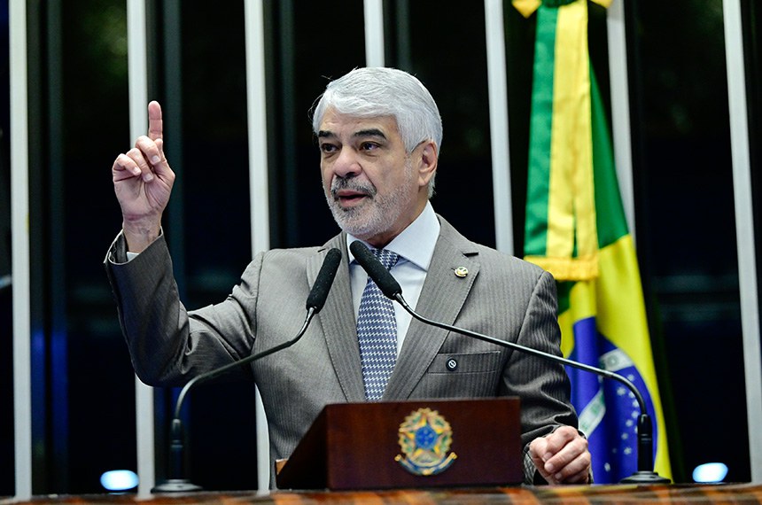 À tribuna, em discurso, senador Humberto Costa (PT-PE). 