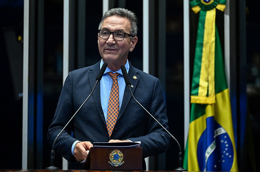Em discurso, à tribuna, senador Lucas Barreto (PSD-AP).