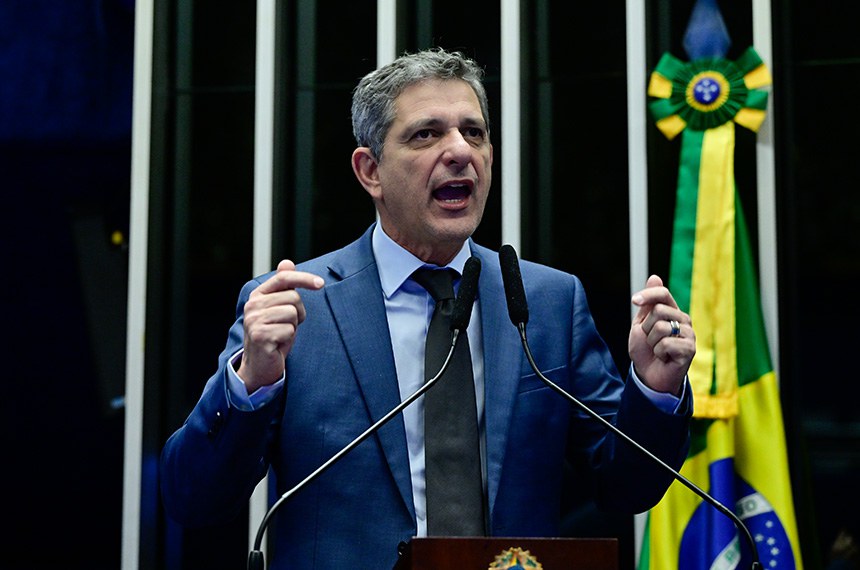 À tribuna, em discurso, senador Rogério Carvalho (PT-SE). 