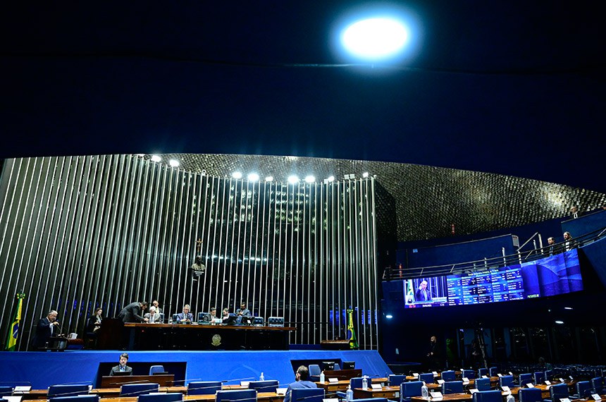 Senador Eduardo Girão (Novo-CE) em discurso à tribuna.