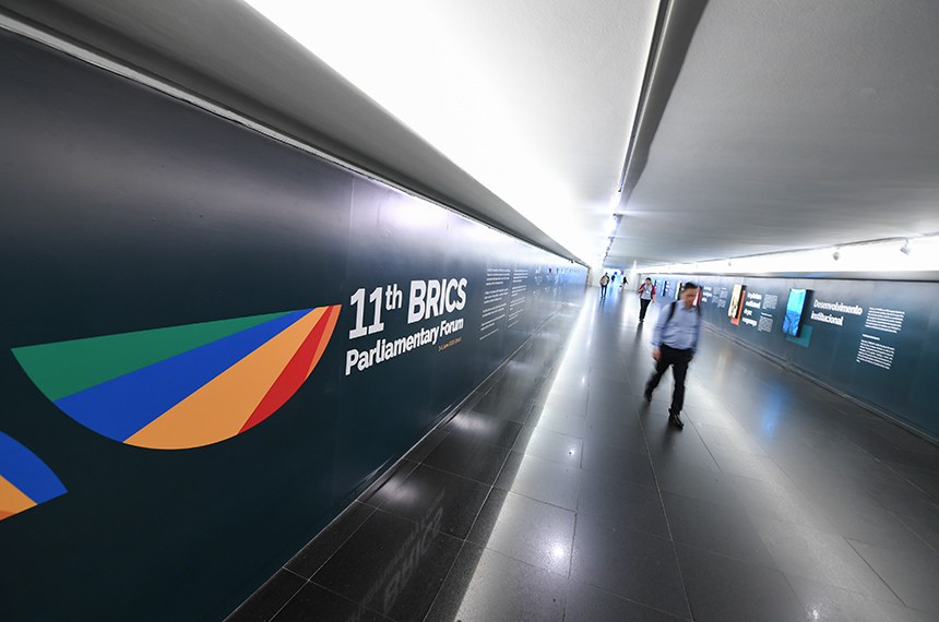 Funcionários instalam painéis, placas e sinalização do evento.