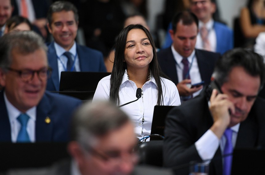 Em destaque, à bancada, senadora Eliziane Gama (PSD-MA).