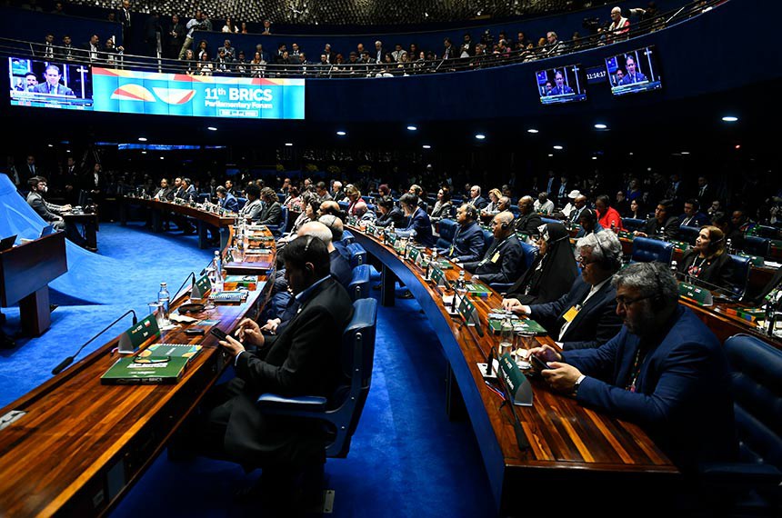 À bancada, representantes do Brics 2025 participam da sessão.