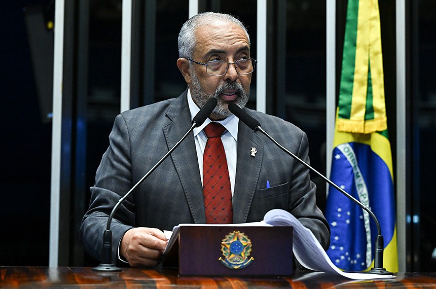 Em discurso, à tribuna, senador Confúcio Moura (MDB-RO).