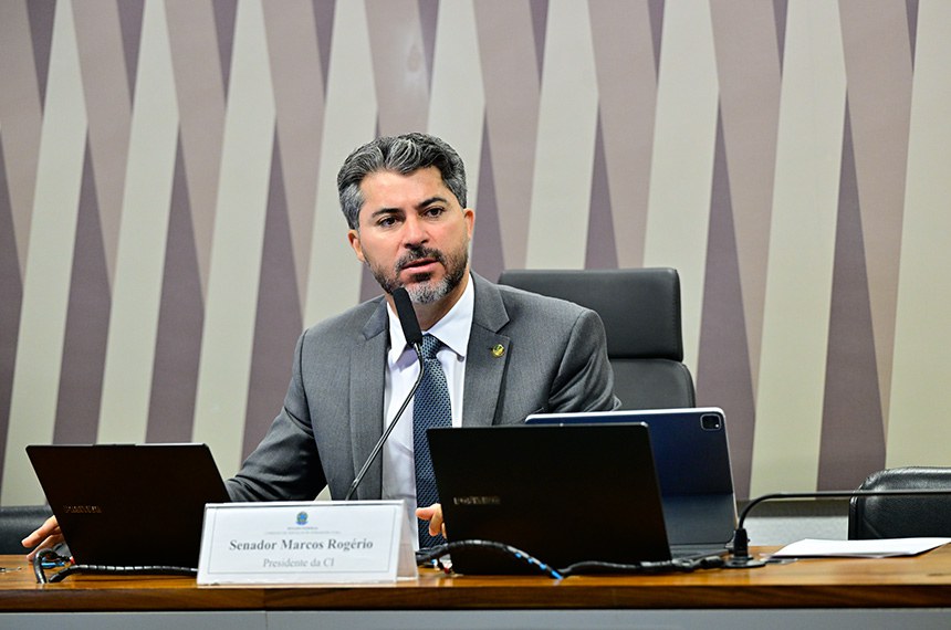 Mesa: 
presidente da CI, senador Marcos Rogério (PL-RO).