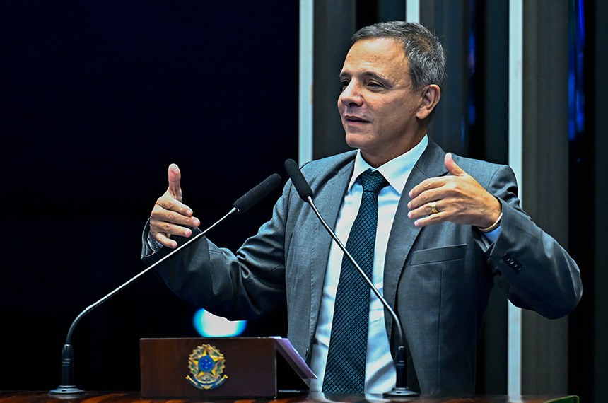 À tribuna, em discurso, senador Marcio Bittar (União-AC). 