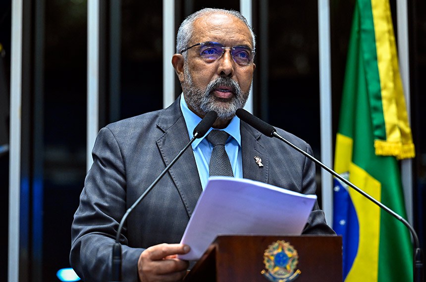 À tribuna, em discurso, senador Paulo Paim (PT-RS). 