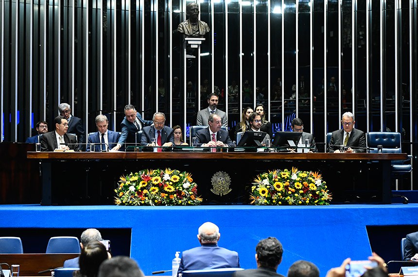 Mesa: 
presidente da Igreja Evangélica Assembleia de Deus no Amazonas e da Convenção Estadual da Assembleia de Deus no Amazonas, pastor Jonatas Câmara;
ministro do Supremo Tribunal Federal (STF), André Mendonça;
requerente desta sessão, deputado Silas Câmara (Republicanos-AM);
presidente e requerente desta sessão, senador Omar Aziz (PSD-AM);
presidente e requerente desta sessão, 
secretário desta sessão;
advogado-geral da União Jorge Messias;
presidente da Convenção da Assembleia de Deus no Brasil e da Igreja Evangélica Assembleia de Deus em Belém do Pará, pastor Samuel Câmara.