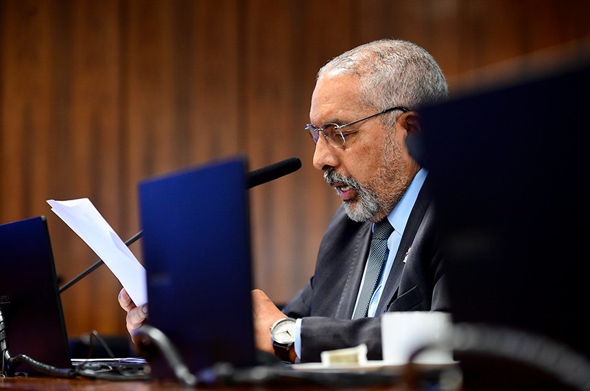Em pronunciamento, à bancada, senador Paulo Paim (PT-RS).