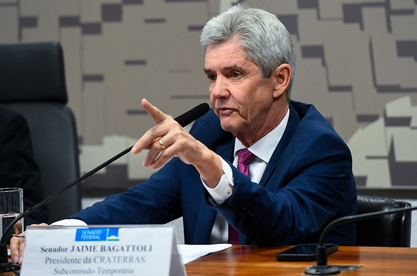 Presidente da CRATERRAS, senador Jaime Bagattoli (PL-RO) em pronunciamento à mesa.
