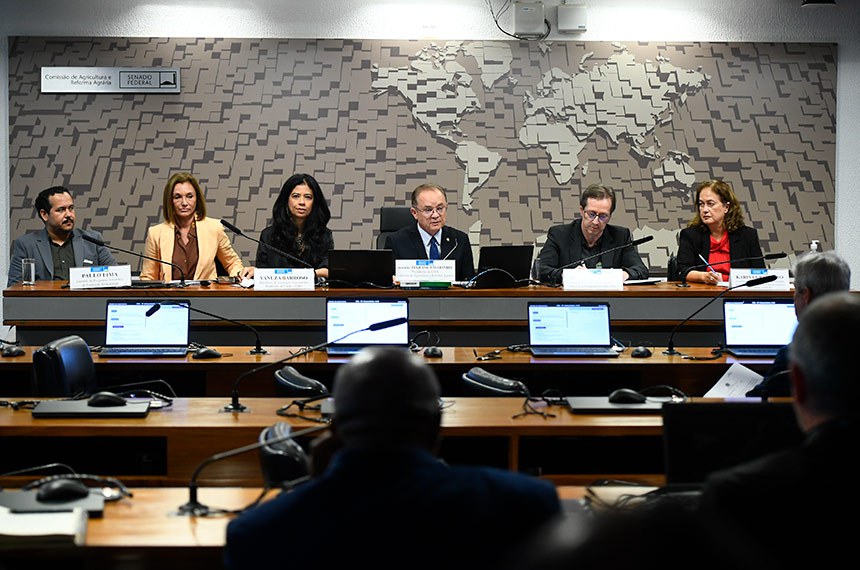 Mesa: 
gerente do Programa Amazônia da Fundação Solidaridad, Paulo Lima;
vice-presidente da Associação Nacional dos Produtores de Cacau (ANPC), Eunice Gutzeit;
presidente da Associação Nacional dos Produtores de Cacau (ANPC), Vanuza Lima Barroso;
presidente da CRA, senador Zequinha Marinho (Podemos-PA). 
coordenador-geral de Proteção de Plantas da Secretaria de Defesa Agropecuária do Ministério da Agricultura e Pecuária (Mapa), Ricardo Hilman;
coordenadora-geral de Pesquisa e Inovação da Comissão Executiva do Plano da Lavoura Cacaueira (Ceplac), Karina Peres Gramacho.