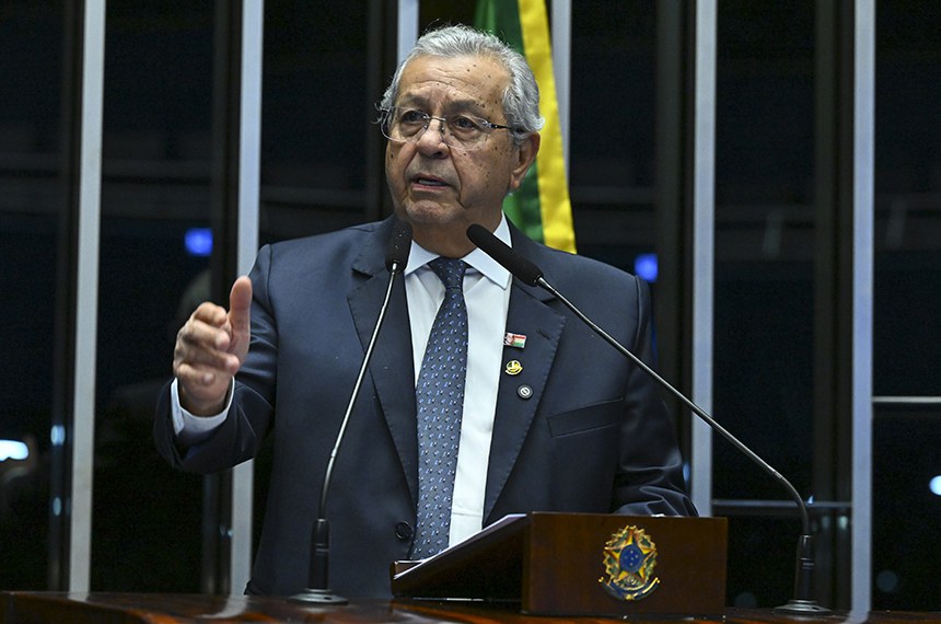 À tribuna, em discurso, senador Jayme Campos (União-MT). 