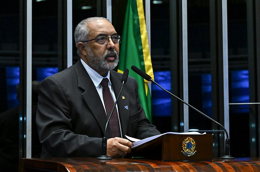 À tribuna, em discurso, senador Paulo Paim (PT-RS). 