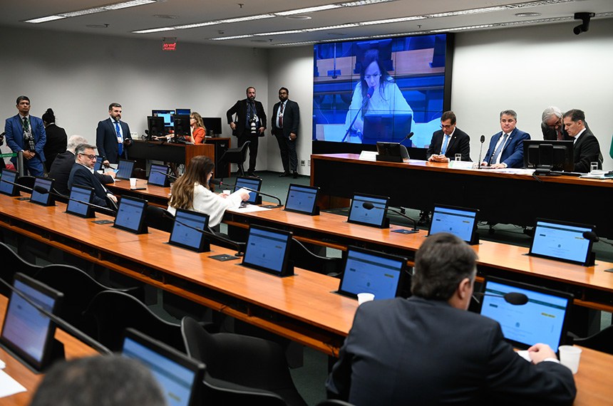 Em pronunciamento, à bancada, senadora Professora Dorinha Seabra (União-TO).