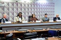 Debatedores pedem fortalecimento da rede de proteção aos idosos