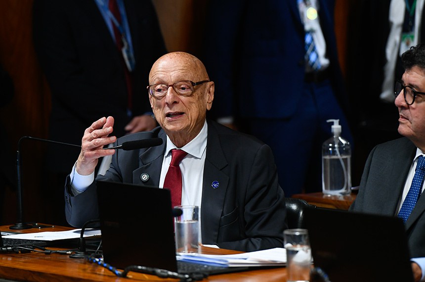 Mesa: 
presidente da CAE, senador Renan Calheiros (MDB-AL).