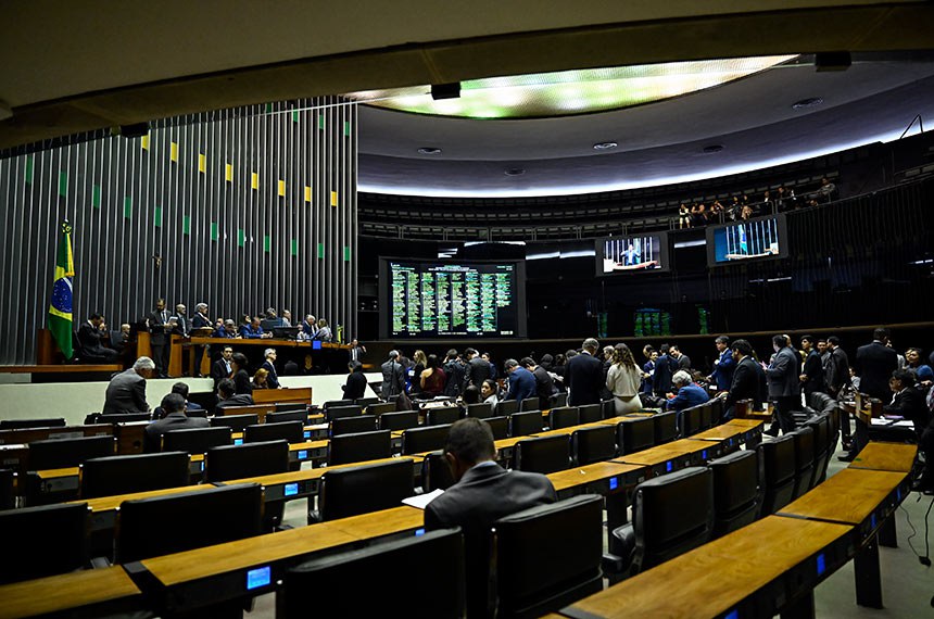 Parlamentares acompanham a sessão.