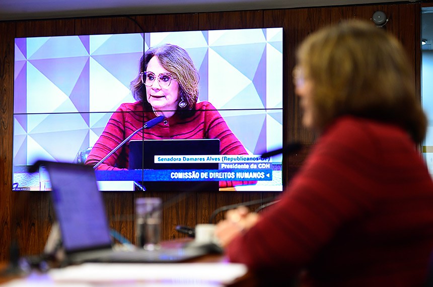 Telão exibe, à mesa, presidente da CDH, senadora Damares Alves (Republicanos-DF), em pronunciamento.