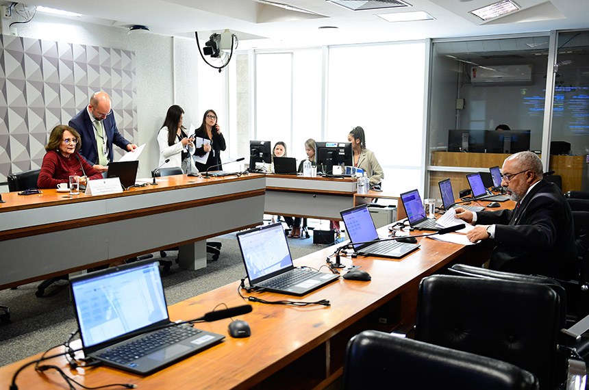 À bancada, relator da PL 4472/2020, senador Paulo Paim (PT-RS).