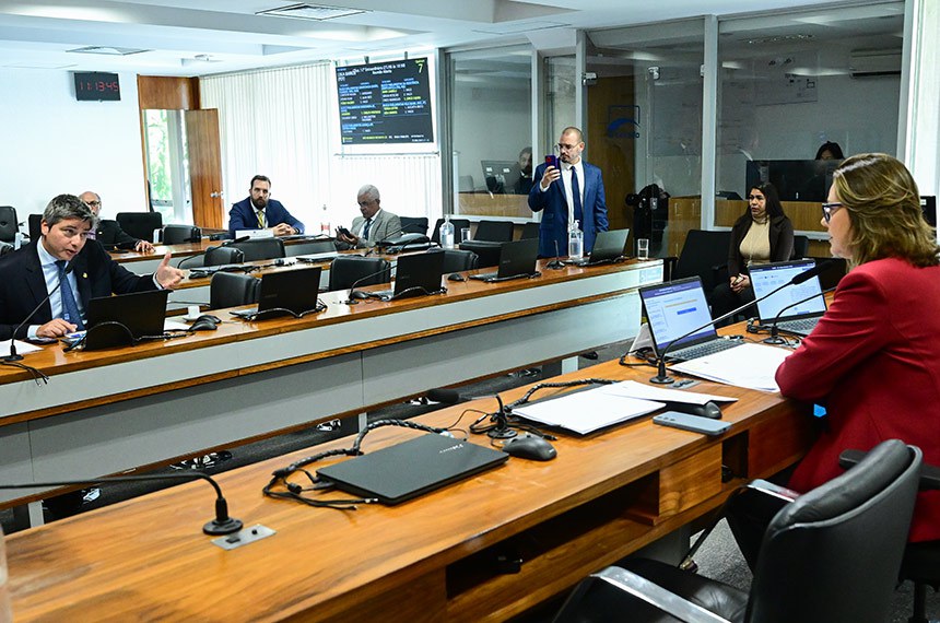 Bancada: 
senador Carlos Portinho (PL-RJ) - em pronunciamento. 