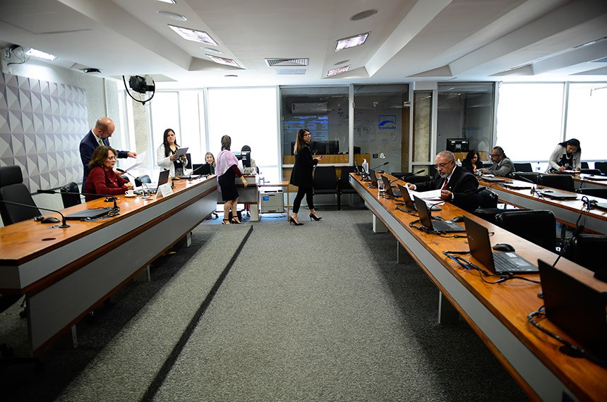 À bancada, relator da PL 4472/2020, senador Paulo Paim (PT-RS).