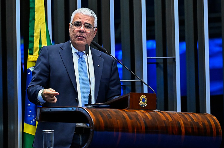 Em discurso, à tribuna, senador Eduardo Girão (Novo-CE).  