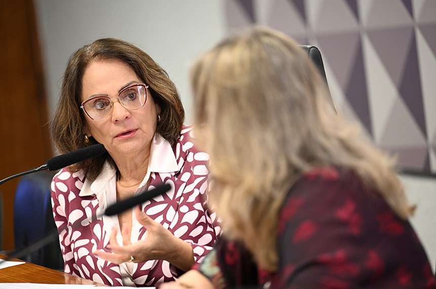 Mesa:
presidente da CDH, senadora Damares Alves (Republicanos-DF);
diretora do Departamento de Direitos Humanos e Temas Sociais e secretária de Assuntos Multilaterais Políticos, interina, do Ministério das Relações Exteriores, embaixadora Claudia de Angelo Barbosa - em pronunciamento.