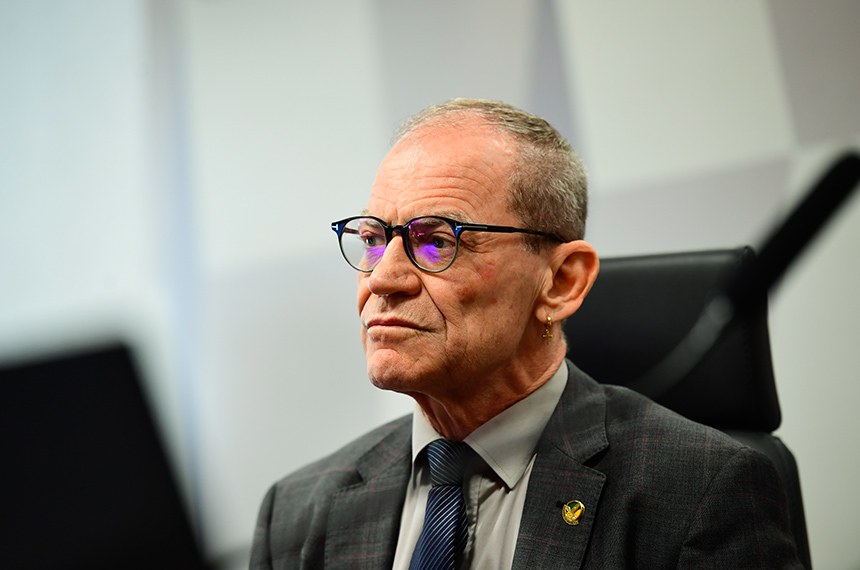 À mesa, presidente da CMA, senador Fabiano Contarato (PT-ES), conduz reunião.