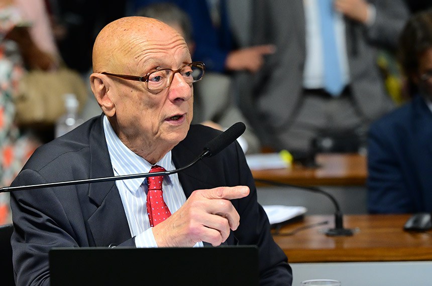 Em pronunciamento, à bancada, senador Esperidião Amin (PP-SC).