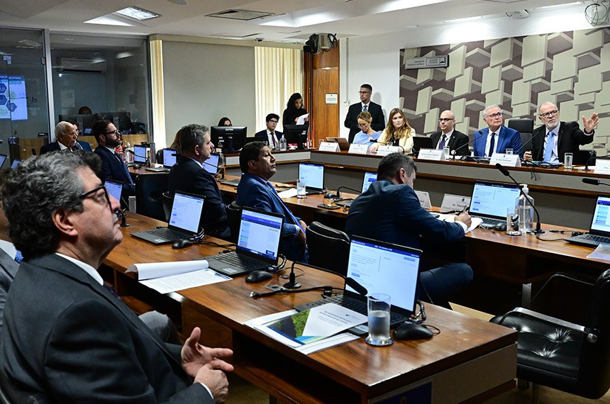 À bancada, senador Beto Faro (PT-PA).