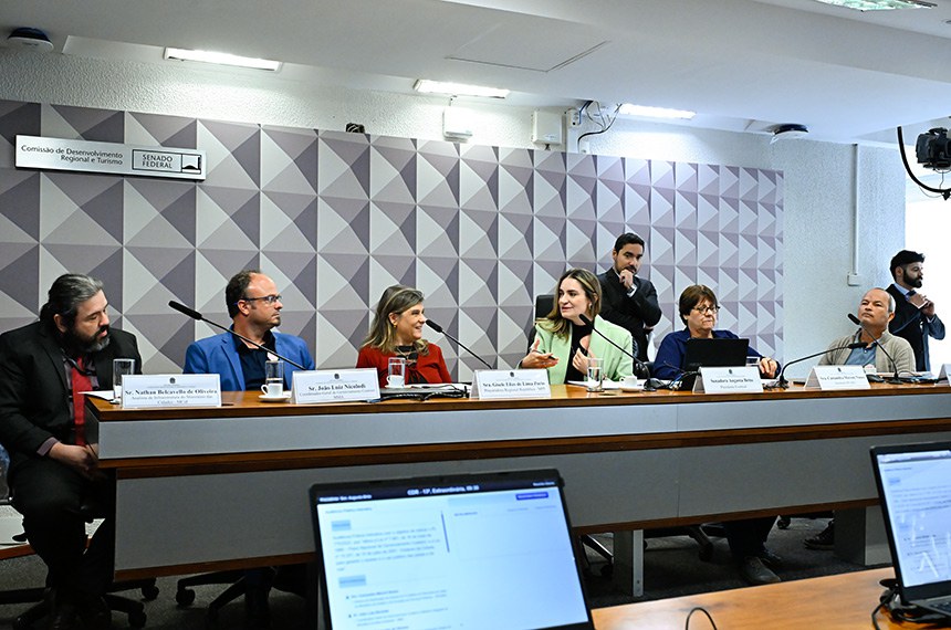 Mesa: 
analista de Infraestrutura da Secretaria de Desenvolvimento Urbano do Ministério das Cidades (MCid), Nathan Belcavello de Oliveira; 
coordenador-geral de Gerenciamento Costeiro e Marinho Integrado do Ministério do Meio Ambiente (MMA), João Luiz Nicolodi;
procuradora regional da Republica da 2ª Região, Gisele Elias de Lima Porto Leite;
presidente eventual da CDR, senadora Augusta Brito (PT-CE) conduz audiência;
diretora de Destinação de Imóveis da Secretaria do Patrimônio da União do Ministério da Gestão e da Inovação em Serviços Públicos (SPU/MGI), Cassandra Maroni Nunes;
pescador artesanal - Comissão Nacional de Fortalecimento das Reservas Extrativistas e Povos Tradicionais Extrativistas Costeiros e Marinhos (Confrem), Carlos Alberto Pinto dos Santos.