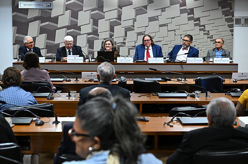 Mesa: 
historiador e presidente do Instituto do Ceará - Histórico, Geográfico e Antropológico na gestão 2021-2025, Júlio Lima Verde Campos de Oliveira; 
diplomata, historiador, representante do Instituto Histórico e Geográfico Brasileiro (IHGB) e do Instituto Histórico Arqueológico, Histórico e Geográfico Pernambucano (IAHGP), André Heráclio do Rêgo, em pronunciamento; 
presidente da CTI200CONFEQ, senadora Teresa Leitão (PT-PE), conduz audiência; 
historiador e professor do Departamento de História da Universidade Federal de Pernambuco (UFPE), Marcus Joaquim Maciel de Carvalho;
historiador e professor do Centro de Filosofia e Ciências Humanas da Universidade Federal de Pernambuco (UFPE), George Felix Cabral de Souza; 
historiador e professor da Universidade Federal de Campina Grande (UFCG), Josemir Camilo de Melo.