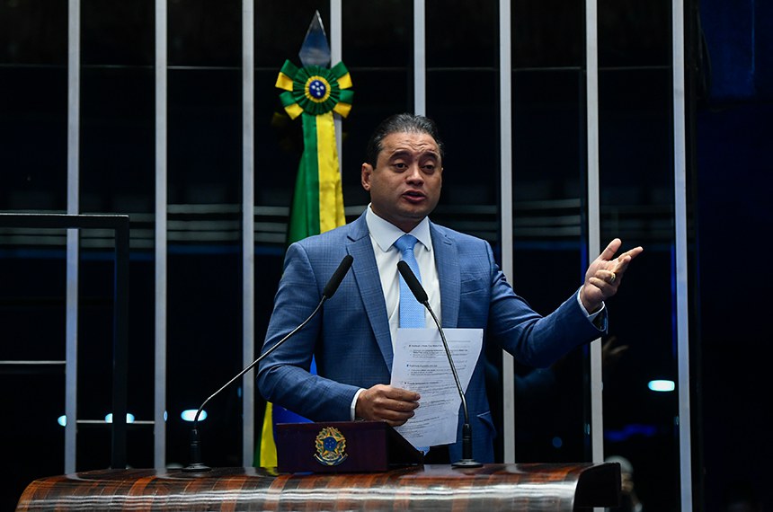 À tribuna, em discurso, senador Weverton (PDT-MA).
