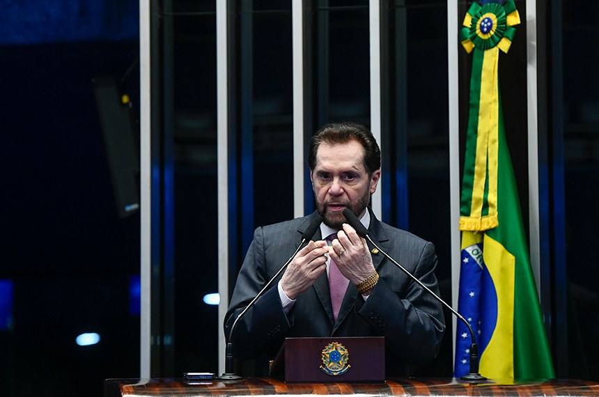 Em discurso, à tribuna, senador Plínio Valério (PSDB-AM).