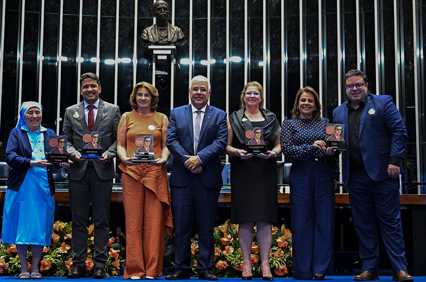 Pose:
associação Lar Amigos de Jesus (CE), Irmã Maria da Conceição Dias de Albuquerque; 
instituto do Carinho (DF), João Henrique Barbosa;
casa da Criança Dr. João Moura (PB), Maria Betânia de Sousa Barros;
presidente desta sessão, senador Eduardo Girão (Novo–CE); 
fundadora da Casa de Caridade Adolfo Bezerra de Menezes, de Natal(RN), Mércia Maria Almeida de Carvalho (in memoriam), representada por Margarete Romeiro Silva de Carvalho;
Célia Diniz;
representante de Chico Xavier (in memoriam), Roberto da Fonseca Braga Silveira.