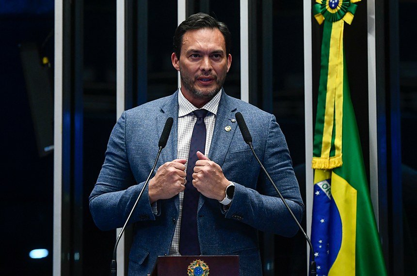 À tribuna, em discurso, senador Styvenson Valentim (PSDB-RN). 