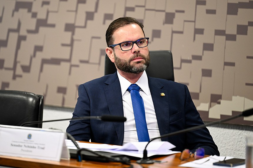 Em destaque, à mesa, senador Jorge Seif (PL-SC).