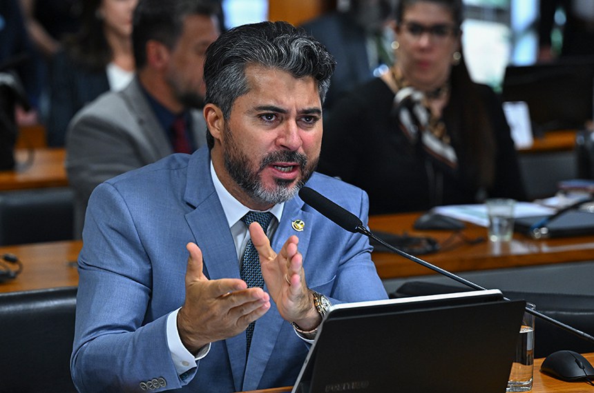 À bancada, em pronunciamento, senador Marcos Rogério (PL-RO).