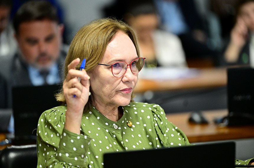 Em pronunciamento, à bancada, senadora Zenaide Maia (PSD-RN).